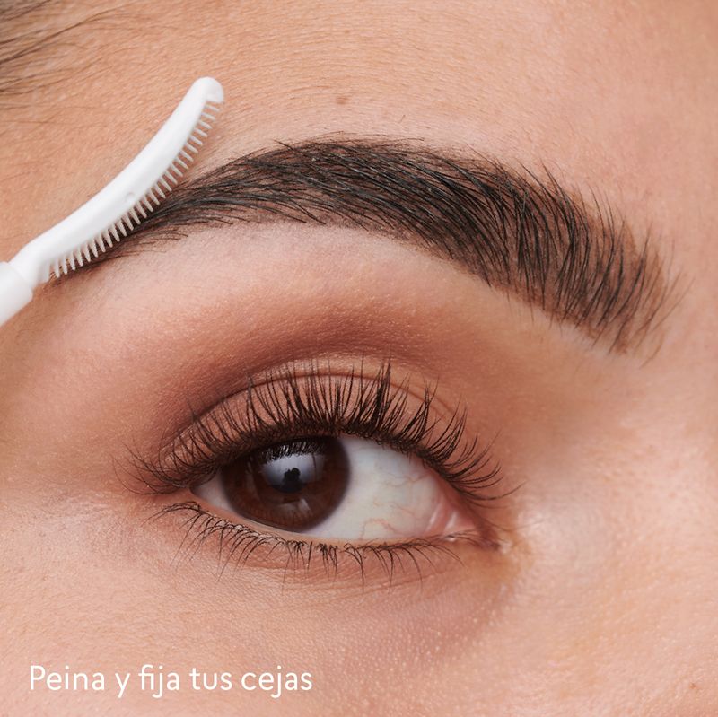 Como-peinar-las-cejas-con-la-mascara-de-pestañas-Cyplay