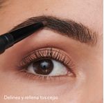 Delineador-de-cejas-que-te-ayuda-a-diseñar-y-rellenar-tus-cejas-con-acabado-natural-