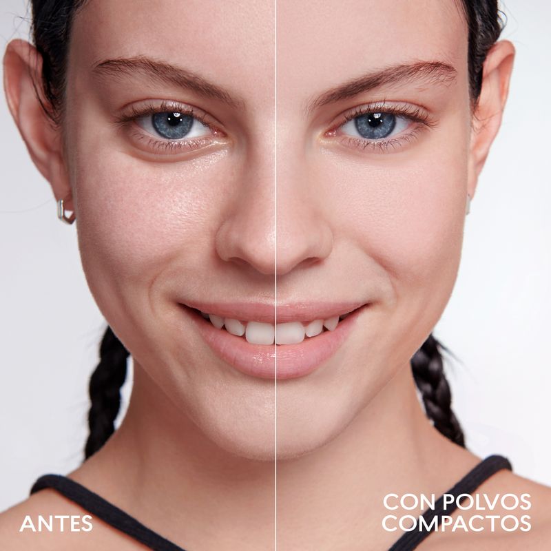 modelo-usando-los-polvos-compactos-de-alta-cobertura-sin-brillo-en-el-rostro
