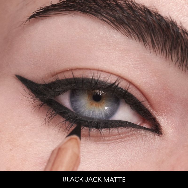 Delineador-de-ojos-en-lapiz-con-textura-suave-de-color-intenso-y-facil-de-difuminar.