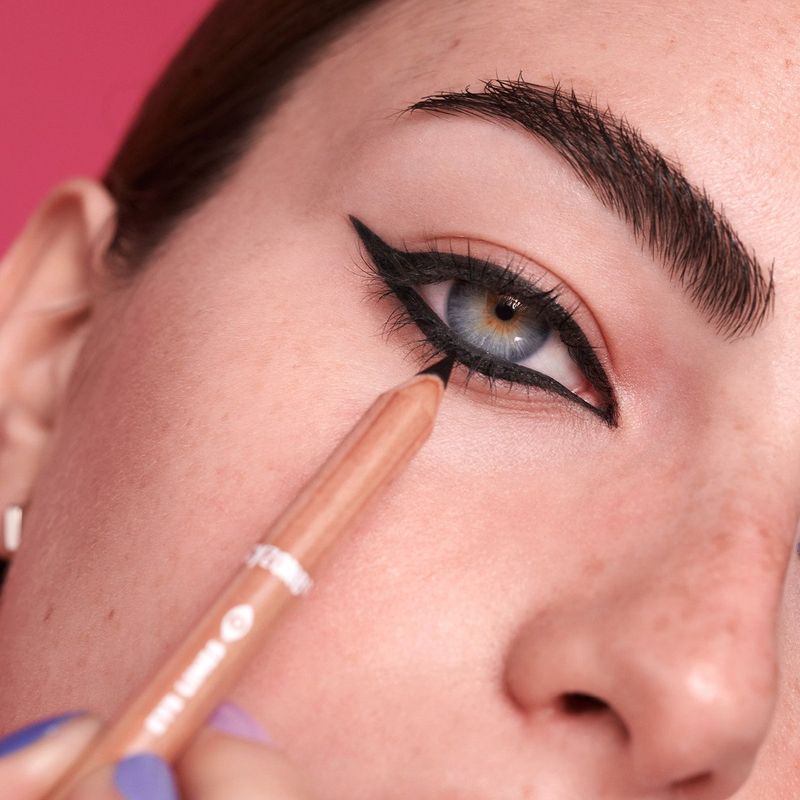 Delineador-de-ojos-en-lapiz-con-textura-suave-de-color-intenso-y-facil-de-difuminar.