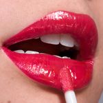 Brillo-labial-color-rojo-inspirado-en-helados-con-notas-de-mentol-y-extracto-de-jojoba-para-hidratar