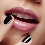Labios-con-el-labial-en-barra-hydrabomb