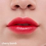Tinta-de-labios-en-su-tono-Cherry-bomb-aplicado-sobre-los-labios-