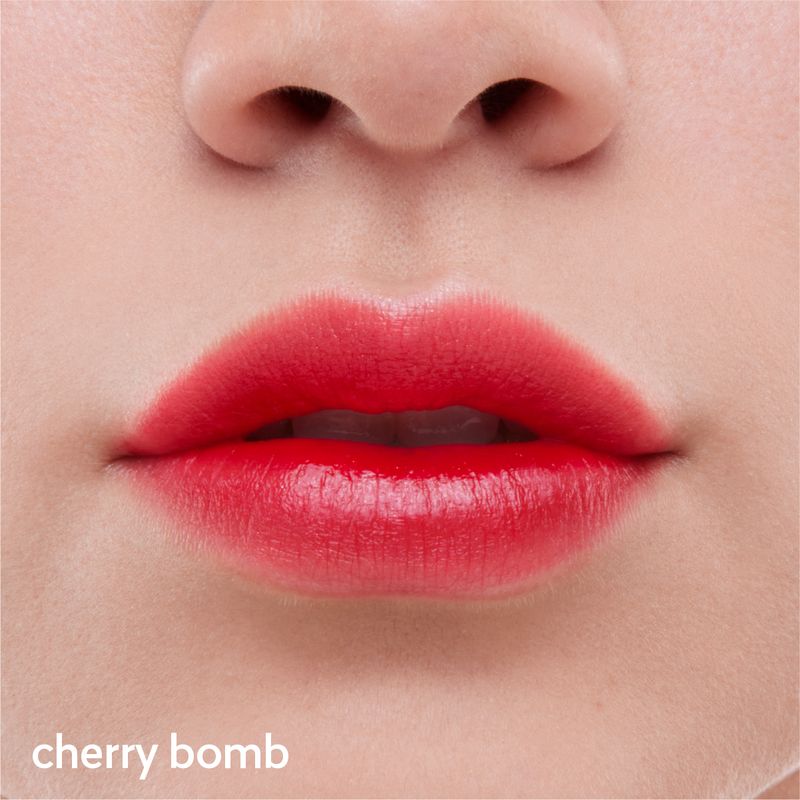 Tinta-de-labios-en-su-tono-Cherry-bomb-aplicado-sobre-los-labios-