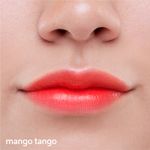 Tinta-de-labios-en-su-tono-mango-tango-aplicado-sobre-los-labios
