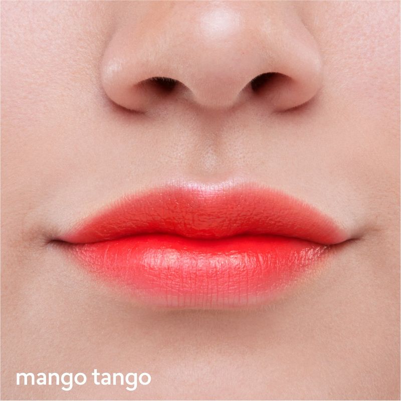 Tinta-de-labios-en-su-tono-mango-tango-aplicado-sobre-los-labios