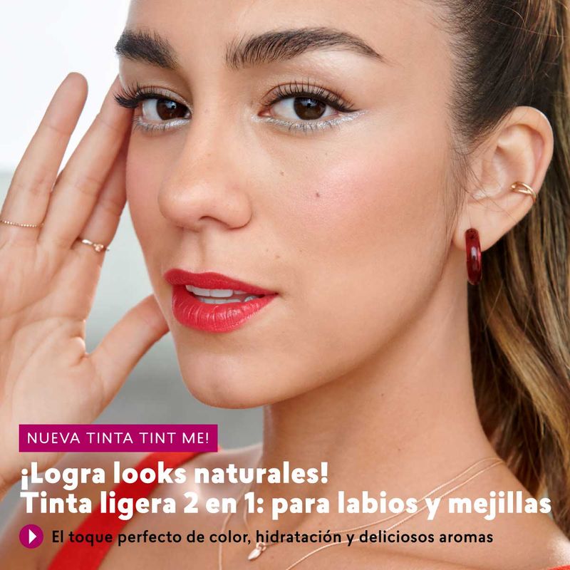 Tinta-de-labios-en-su-tono-mango-tango-aplicado-sobre-los-labios