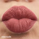 Labios-con-el-labial-mate-color-rose-nude-de-la-linea-Cyplay-