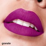 Labios-con-el-pintalabios-color-granate-de-la-linea-Cyplay