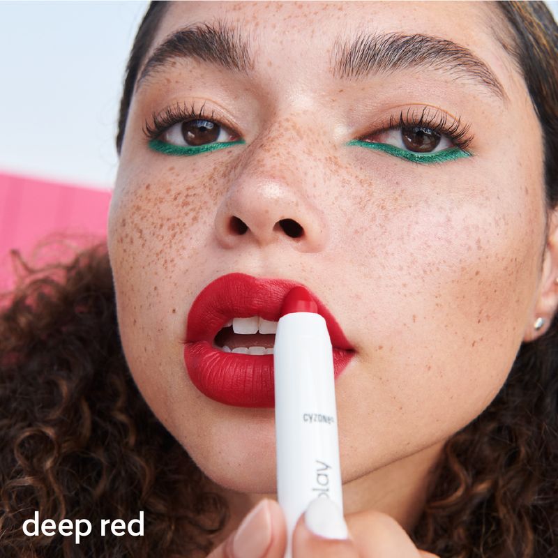 Mujer-aplicandose-el-labial-mate-color-rojo-intenso-de-la-linea-Cyplay