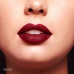 Labios-rojos-con-el-labial-liquido-con-acabado-mate-