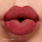 Labios-con-el-labial-mate-en-su-tono-blossom-nude-de-color-intenso