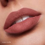 Labios-con-el-labial-mate-en-su-tono-rose-nude-de-color-intenso