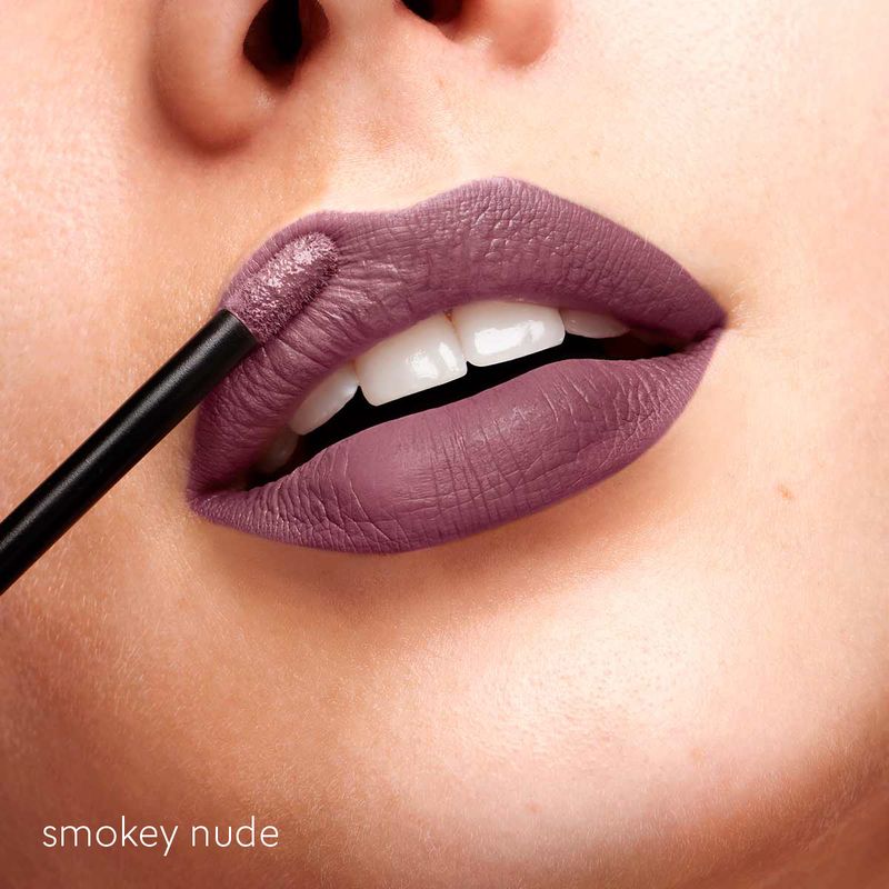 Labios-con-el-labial-mate-en-su-tono-smokey-nude-de-color-intenso