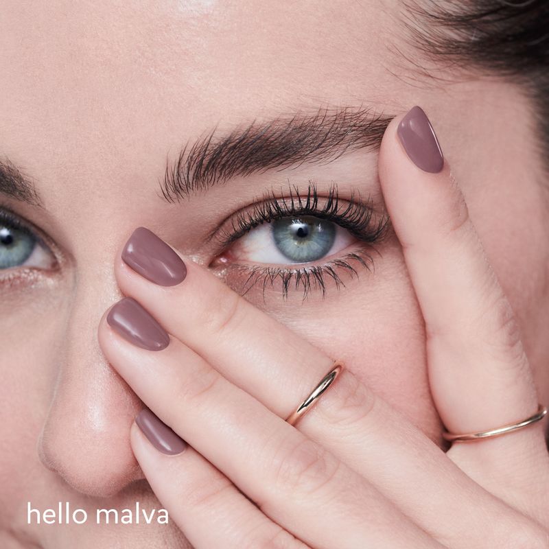 Mujer-luciendo-sus-uñas-hechas-con-el-esmalte-de-uñas-en-el-tono-hello-malva