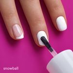 Mujer-luciendo-sus-uñas-hechas-con-el-esmalte-de-uñas-en-el-tono-snowball